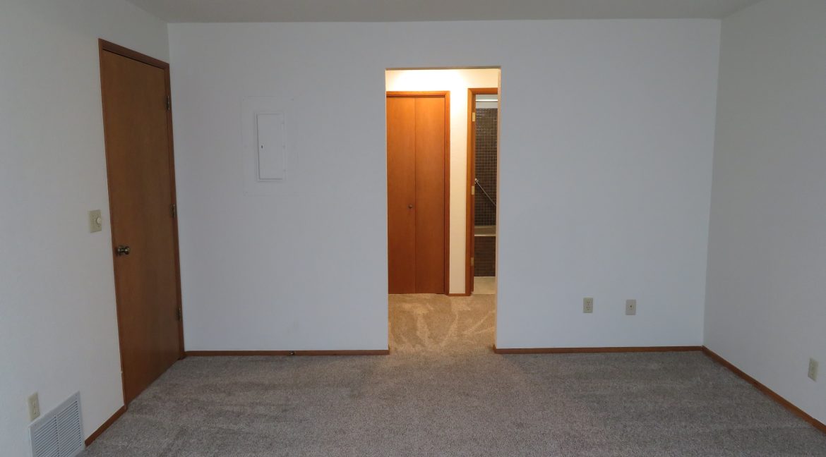 306efront7.primarybedroomd